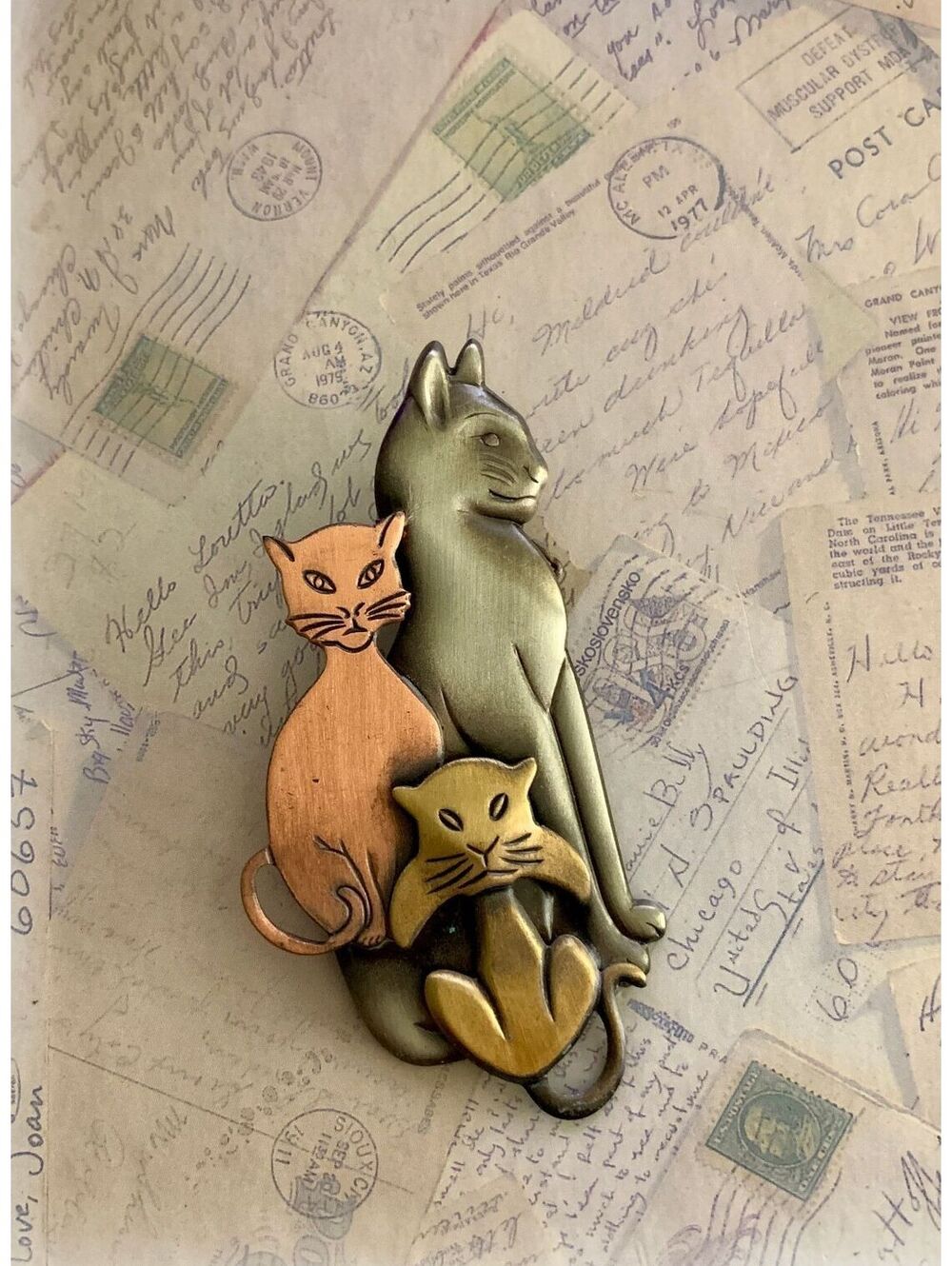 Vintage Triple Cat Figural Brooch Multi-Tone Metal Kitty Pin